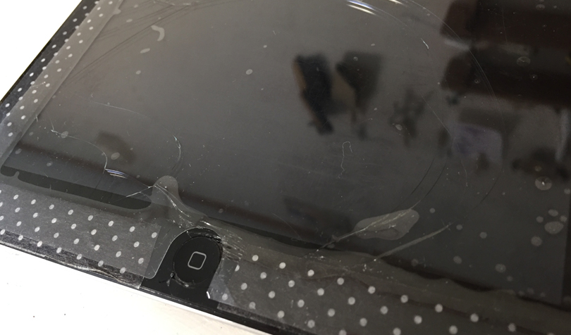 iPadの画面が粉々