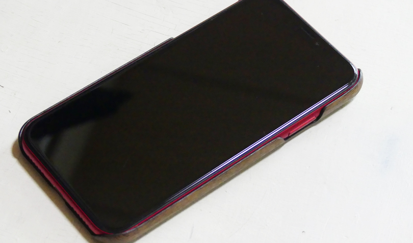 赤のiPhoneに装着