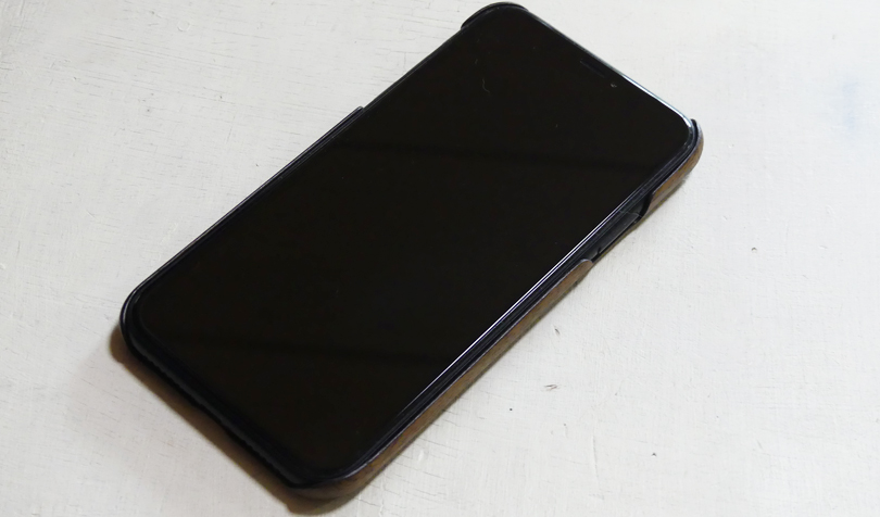 黒のiPhoneに装着
